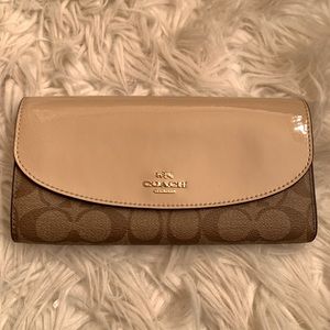 Coach envelope wallet in khaki/platinum/brown color